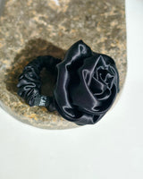 SU ROSE SCRUNCHIE BLACK | Seiden Rosen Haargummi