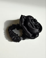 SU ROSE SCRUNCHIE BLACK | Seiden Rosen Haargummi