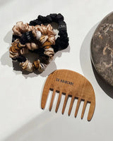 SU HAIRCARE Kirschholz-Kamm und Seiden-Scrunchie fuer gesundes Haar.