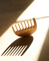 SU HAIRCARE Kamm aus Kirschholz für Locken.