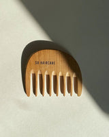 Su HAIRCARE Kirschholz-Kamm zur Haarpflege.