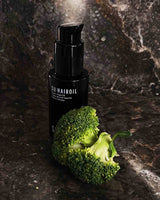 Anwendung des SU HAIROIL – pflegendes Bio Brokkolisamenöl für geschmeidiges und glänzendes Haar ohne Silikone.