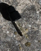 Intensive Pflege mit der SU HAIROIL Öl Pipette – Anwendung als Kopfhautpflege für trockenes und strapaziertes Haar.