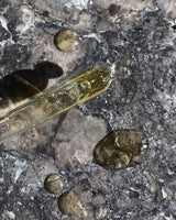 Detailansicht der SU HAIROIL Öl Pipette – langlebige Glasqualität mit ergonomischem Pumpmechanismus.