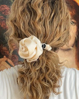 Anwendung des SU Rose Scrunchies aus Seide – sanfter Halt ohne Haarbruch oder Knicke.