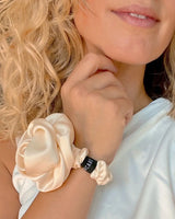 SU Rose Scrunchie – luxuriöses Haargummi aus 100 % Maulbeerseide in zartem Rosé.