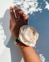 Detailaufnahme der glatten Seidenstruktur des SU Rose Scrunchies – schützt das Haar und verleiht Glanz.