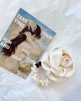 Verschiedene Frisuren mit dem SU Rose Seiden Scrunchie – vielseitiges Accessoire für jeden Anlass.