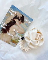 Verschiedene Frisuren mit dem SU Rose Seiden Scrunchie – vielseitiges Accessoire für jeden Anlass.