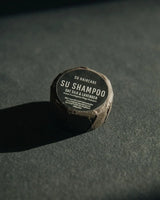 Nachhaltige Verpackung des SU Shampoos – plastikfrei und umweltfreundlich.