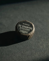 Nachhaltige Verpackung des SU Shampoos – plastikfrei und umweltfreundlich.