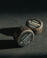 Natürliche Inhaltsstoffe des SU Shampoos – Bio-Minze, Rosmarin und Mineralerde für gesunde Haare.