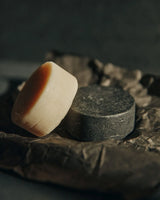 Detailaufnahme der samtigen Textur des SU Shampoos mit Haferseide, Minze, Rosmarin und Lavendel.