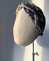 Anwendung des SU SILK HEADBAND – sanfter Halt ohne Haarbruch, ideal für den täglichen Gebrauch.