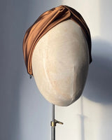 Anwendung des SU SILK HEADBAND – sanfter Halt ohne Haarbruch, ideal für den täglichen Gebrauch.