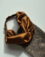 SU SILK HEADBAND in chocolate – elegantes Haarband aus 100 % upgecycelter Maulbeerseide mit breitem Knoten.