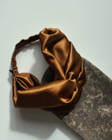 SU SILK HEADBAND in chocolate – elegantes Haarband aus 100 % upgecycelter Maulbeerseide mit breitem Knoten.