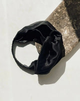 SU SILK HEADBAND in Schwarz – elegantes Haarband aus 100 % upgecycelter Maulbeerseide mit breitem Knoten.