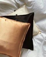 SU SILK PILLOW in verschiedenen Farben – Black, Powder und Cream für stilvolle Schlafzimmergestaltung.