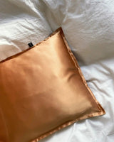 SU SILK PILLOW im Einsatz – eleganter Seidenkissenbezug für erholsamen Schlaf und gepflegtes Haar.
