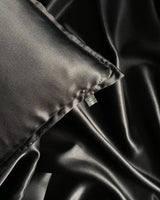 SU SILK PILLOW – luxuriöser Kissenbezug aus 100 % upgecycelter Maulbeerseide für sanften Schlafkomfort.
