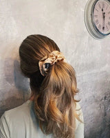 Anwendung des SU SILK SCRUNCHIE BIG – sanfter Halt ohne Haarbruch oder Knicke, ideal für den täglichen Gebrauch.