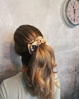 Anwendung des SU SILK SCRUNCHIE BIG – sanfter Halt ohne Haarbruch oder Knicke, ideal für den täglichen Gebrauch.