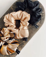 SU SILK SCRUNCHIE BIG in verschiedenen Farben – Black, Powder, Ethno Safari und Cream für jeden Stil.