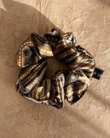 SU SILK SCRUNCHIE BIG in ethno-safari – luxuriöses Haargummi aus 100 % upgecycelter Maulbeerseide für empfindliches Haar.