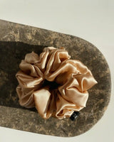 SU SILK SCRUNCHIE BIG in powder – luxuriöses Haargummi aus 100 % upgecycelter Maulbeerseide für empfindliches Haar.