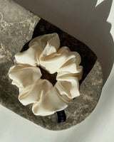 SU SILK SCRUNCHIE BIG in weiß – luxuriöses Haargummi aus 100 % upgecycelter Maulbeerseide für empfindliches Haar.