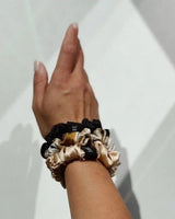 SU SILK SCRUNCHIE SMALL – speziell entwickelt für feines Haar, um sanften Halt ohne Beschädigung zu gewährleisten.