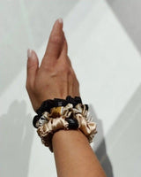 SU SILK SCRUNCHIE SMALL – speziell entwickelt für feines Haar, um sanften Halt ohne Beschädigung zu gewährleisten.