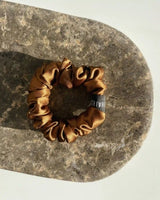 SU SILK SCRUNCHIE SMALL in Powder – luxuriöses Haargummi aus 100 % upgecycelter Maulbeerseide für empfindliches Haar.
