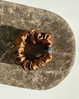 SU SILK SCRUNCHIE SMALL in Powder – luxuriöses Haargummi aus 100 % upgecycelter Maulbeerseide für empfindliches Haar.