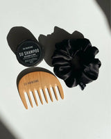 SU TRAVELLER SET – kompaktes Reise-Haarpflege-Set mit Shampoo, Haaröl und Seidenhaargummi für unterwegs.