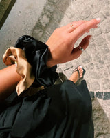 Detailansicht des Seidenhaargummis im SU TRAVELLER SET – schonend zum Haar und stilvoll.