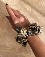 SU SILK SCRUNCHIE BIG – elegantes Haargummi aus 100 % Maulbeerseide im Ethno Safari Design für schonendes Styling.