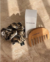 Anwendung des SU WORLD Geschenksets – tägliche Haarpflegeroutine mit natürlichen und nachhaltigen Produkten.