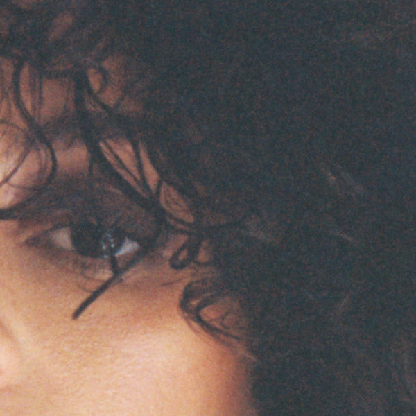 SU HAIRCARE: Nahaufnahme einer Frau mit Locken Banner