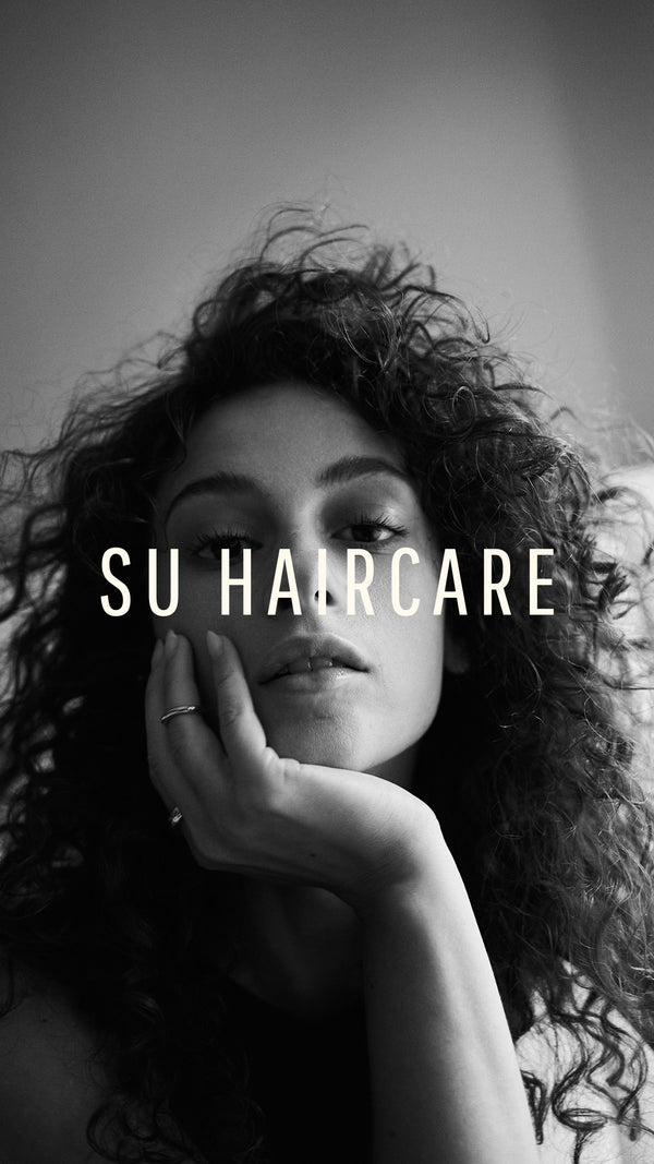 SU HAIRCARE: Schöne Frau mit Locken Banner