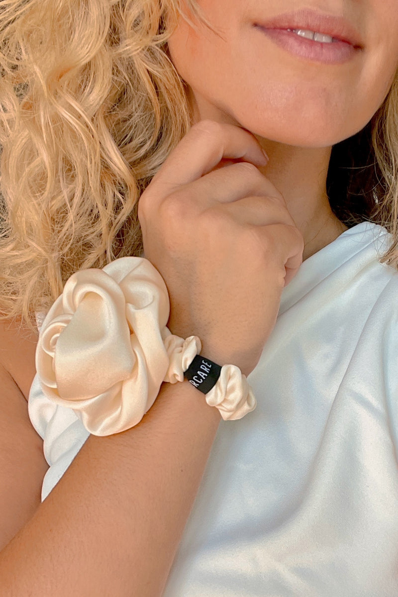 SU ROSE SCRUNCHIE | Seiden Rosen Haargummi