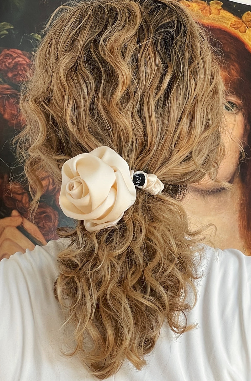 SU ROSE SCRUNCHIE | Seiden Rosen Haargummi