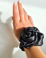 SU ROSE SCRUNCHIE BLACK | Seiden Rosen Haargummi