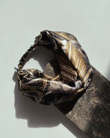 SU SILK HEADBAND in ethno safari – elegantes Haarband aus 100 % upgecycelter Maulbeerseide mit breitem Knoten.​