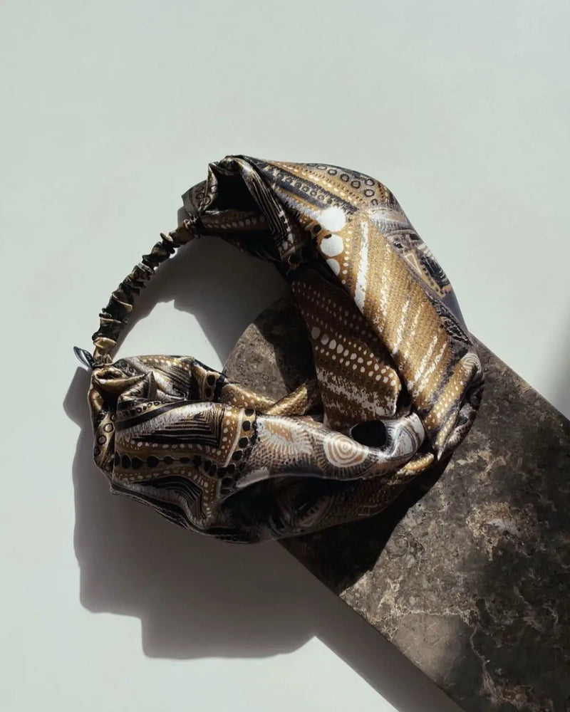SU SILK HEADBAND in ethno safari – elegantes Haarband aus 100 % upgecycelter Maulbeerseide mit breitem Knoten.​