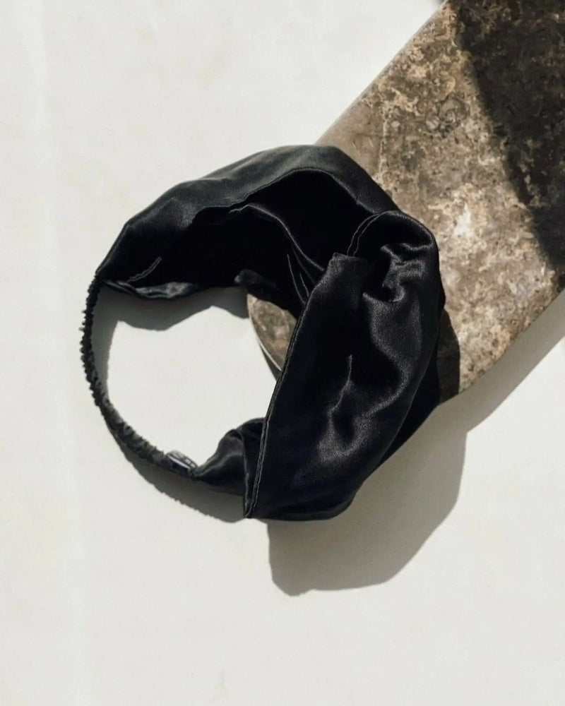 SU SILK HEADBAND in Schwarz – elegantes Haarband aus 100 % upgecycelter Maulbeerseide mit breitem Knoten.​