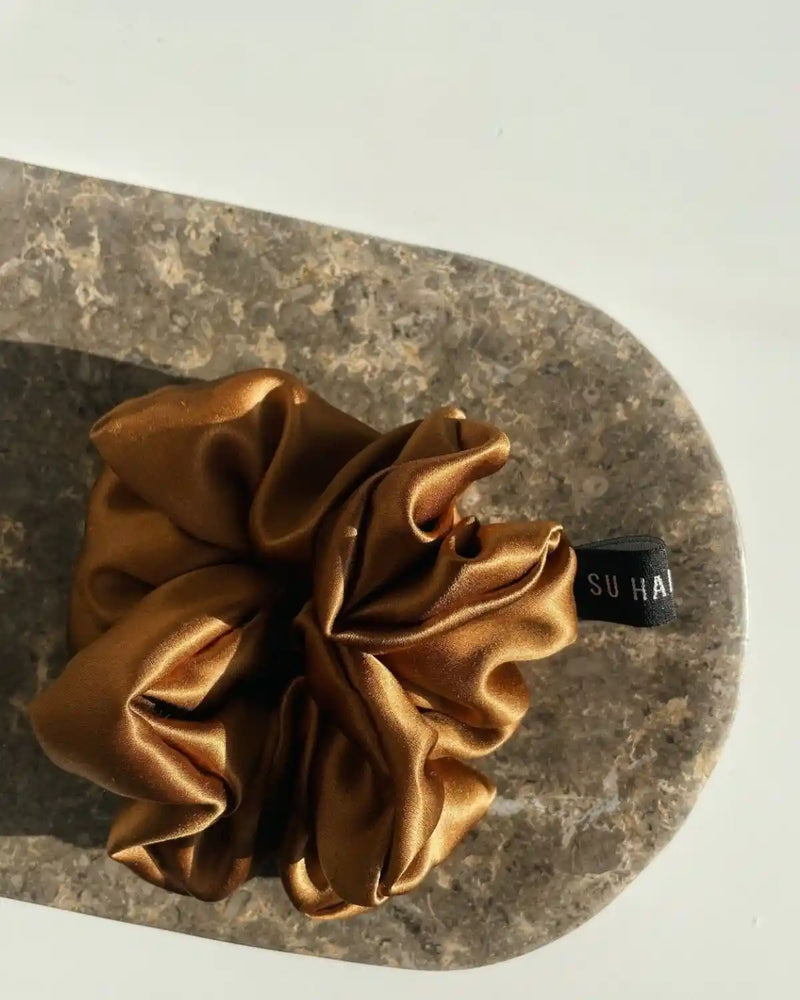 SU SILK SCRUNCHIE BIG in chocolate – luxuriöses Haargummi aus 100 % upgecycelter Maulbeerseide für empfindliches Haar.