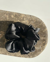 SU SILK SCRUNCHIE BIG in schwarz – luxuriöses Haargummi aus 100 % upgecycelter Maulbeerseide für empfindliches Haar.