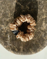 U SILK SCRUNCHIE SMALL in Powder – luxuriöses Haargummi aus 100 % upgecycelter Maulbeerseide für empfindliches Haar.